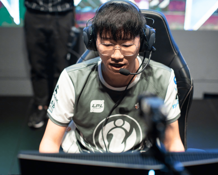 关于Ning回归赛场，突破纪录首场状态亮眼，曼联观众沸腾！的信息